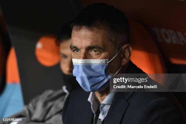 Juan Antonio Pizzi head coach of Racing Club looks on during a round of sixteen second leg match between Racing Club and Sao Paulo as part of Copa...