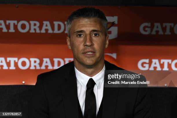 Hernan Crespo head coach of Sao Paulo looks on during a round of sixteen second leg match between Racing Club and Sao Paulo as part of Copa CONMEBOL...