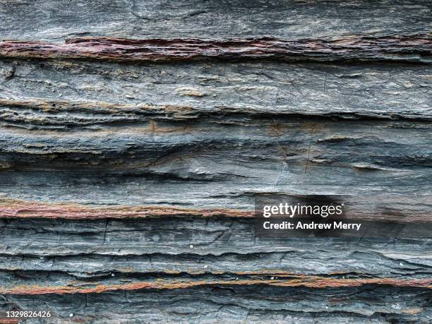layered eroded stone, rocky coast, close up - strate géologique photos et images de collection