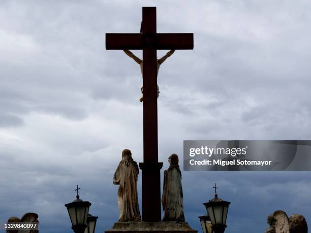 Cruify Example 127 Crucified Lord Stock Photos, High-Res Pictures, and Images - Getty ...