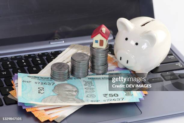 piggy bank and indian currency-concept of wealth creation - indian rupee coin stock-fotos und bilder