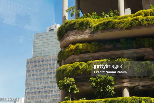 green building, eco-urban architecture in singapore - singapour fotografías e imágenes de stock