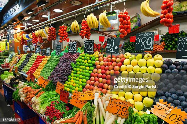 fruits and vegetables - mercado imagens e fotografias de stock