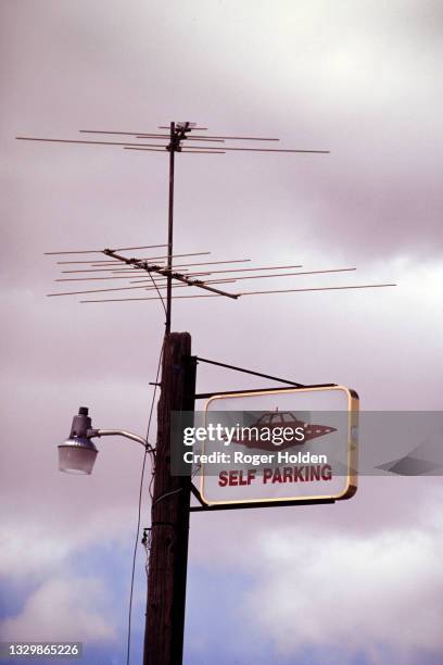 ufo self parking sign at rachel nevada - nellis air force base stock pictures, royalty-free photos & images