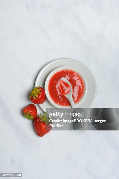 strawberry sauce in bowl and strawberries, germany - strawberry syrup stock pictures, royalty-free photos & images