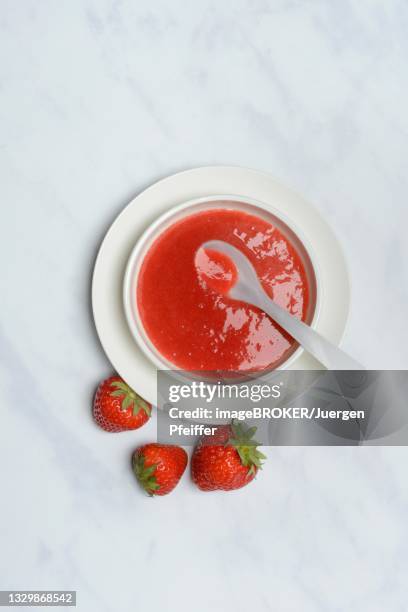 strawberry sauce in bowl and strawberries, germany - strawberry syrup stock pictures, royalty-free photos & images