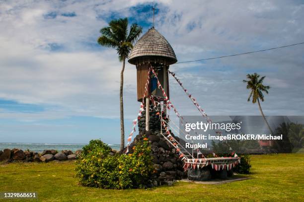 christian statue in a traditional housing on lano beach in savai´i, samoa, south pacific - samoa stock pictures, royalty-free photos & images