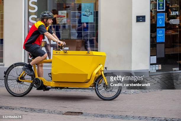 parcel delivery service man at a cargo bike - pedestrian zone bildbanksfoton och bilder