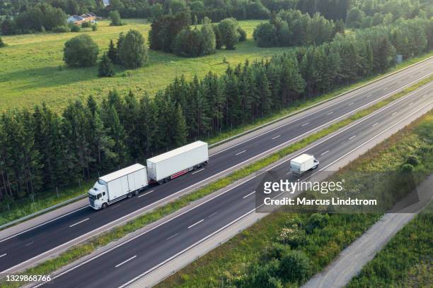 transport auf der autobahn - truck highway stock-fotos und bilder