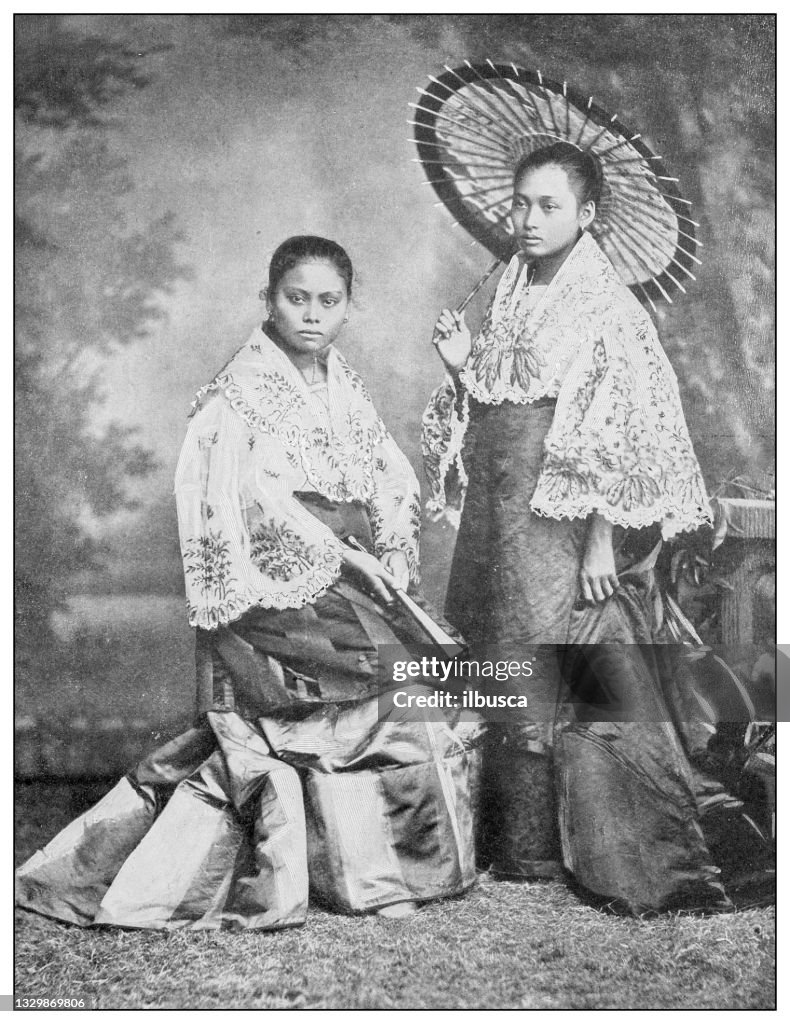 Fotografía antigua en blanco y negro: Chicas tagalo, Filipinas