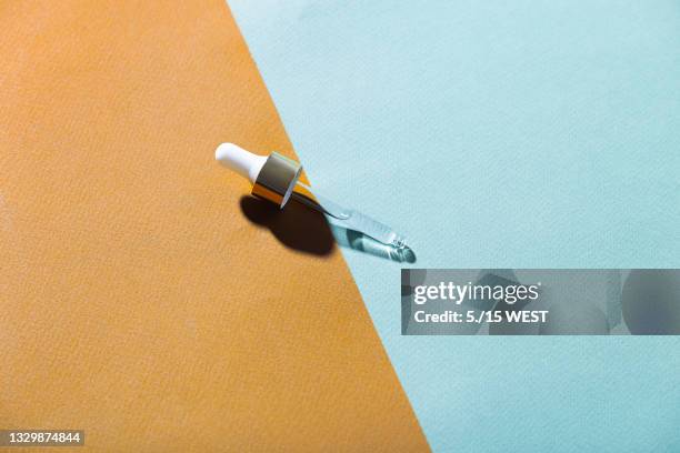 skin care oil essence serum and liquid collagen with pipettes on a brown and blue background. top view - 血清樣本 個照片及圖片檔