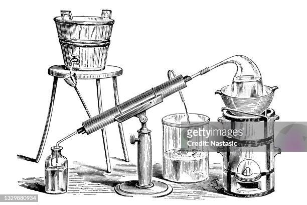 illustrazioni stock, clip art, cartoni animati e icone di tendenza di attrezzature chimiche per la distillazione - distillazione