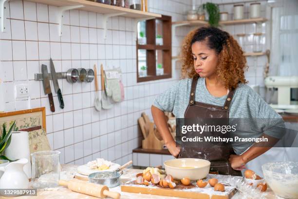 fail for preparing food - mistake stockfoto's en -beelden