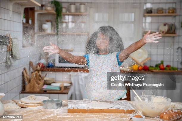 little cook - kitchen helper - mehl stock-fotos und bilder