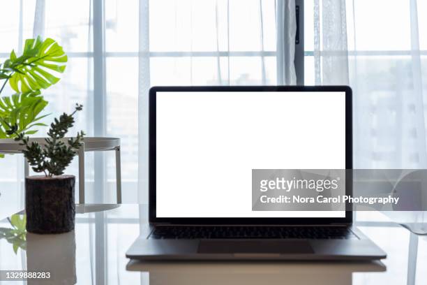 laptop with blank screen on table - laptop stock-fotos und bilder