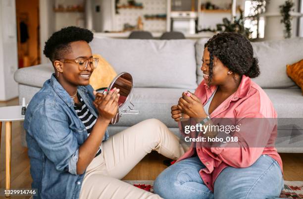 applying make up before going out - avond thuis stockfoto's en -beelden