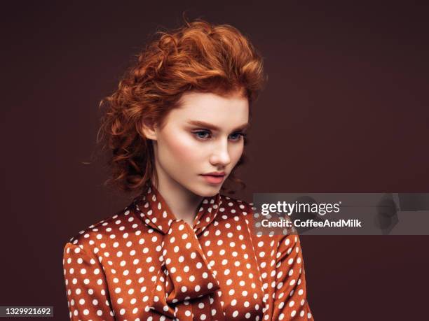 hermosa mujer - una sola mujer joven fotografías e imágenes de stock