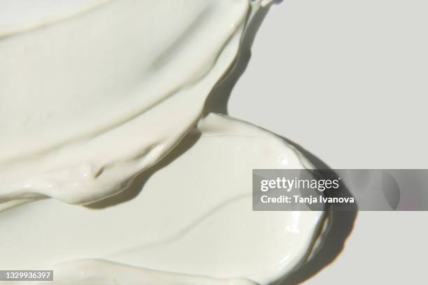 white cosmetic cream texture. lotion, moisturizer, skin care background - beauty treatment stockfoto's en -beelden