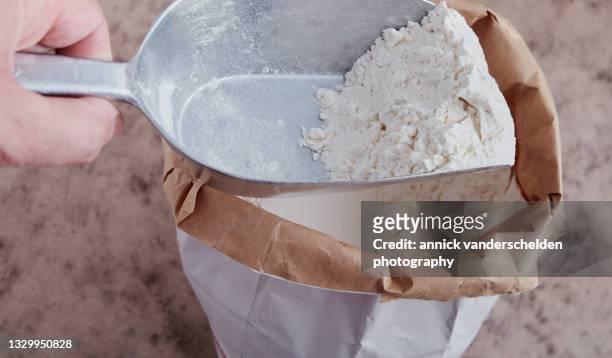 white flour - flour ストックフォトと画像
