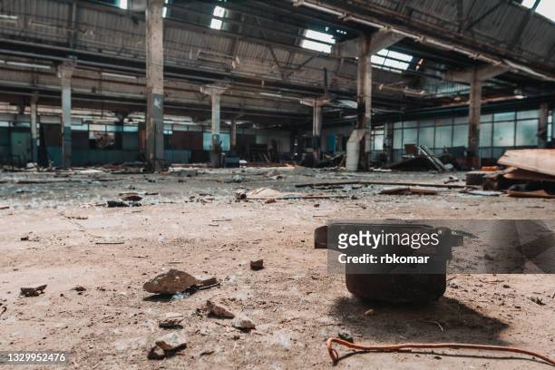 empty abandoned factory hall - öde landschaft stock-fotos und bilder