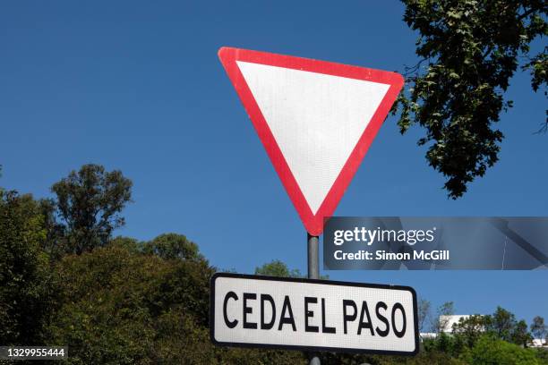 spanish-language 'ceda el paso' [give way] road sign - give way - fotografias e filmes do acervo