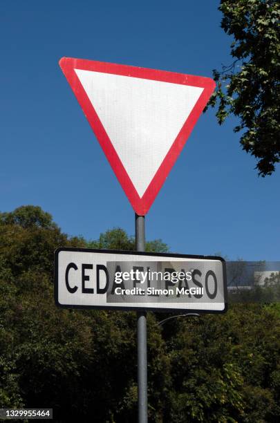 spanish-language 'ceda el paso' [give way] road sign - give way 個照片及圖片檔