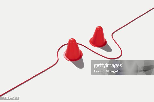 red thread line turning to avoid obstacles - grens stockfoto's en -beelden