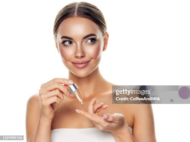 belle fille obtenir un traitement anti-âge de la peau - couleur-chair photos et images de collection