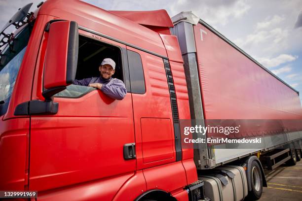 conductor de camión preparándose para el próximo destino - trucker fotografías e imágenes de stock