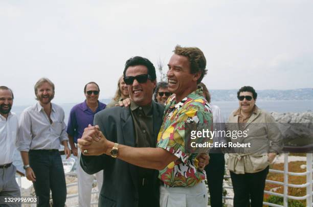 Acteur américain Sylvester Stallone et l'acteur d'origine autrichienne Arnold Schwarzenegger dansant pour une blague, lors du 43e Festival...