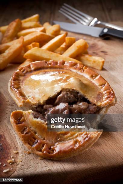 steak and kidney pie close-up - steak and kidney pie stock pictures, royalty-free photos & images