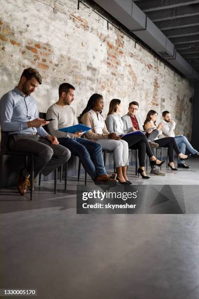 uomini d'affari in attesa di un colloquio di lavoro in ufficio. - unemployment foto e immagini stock