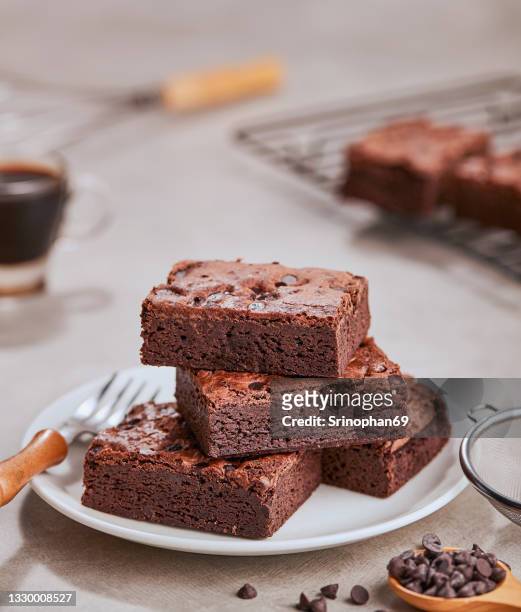 homemade chocolate brownies ready to eat - brownie fotografías e imágenes de stock