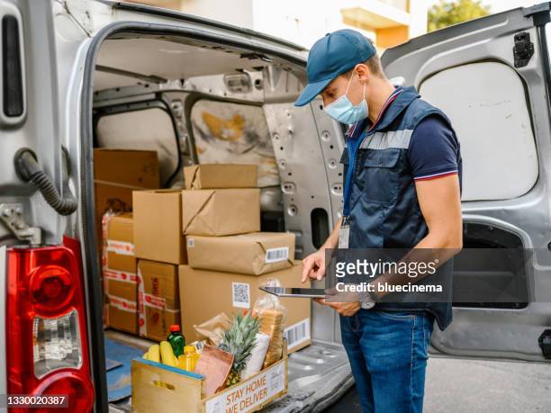livraison de nourriture à domicile - camion de livraison photos et images de collection