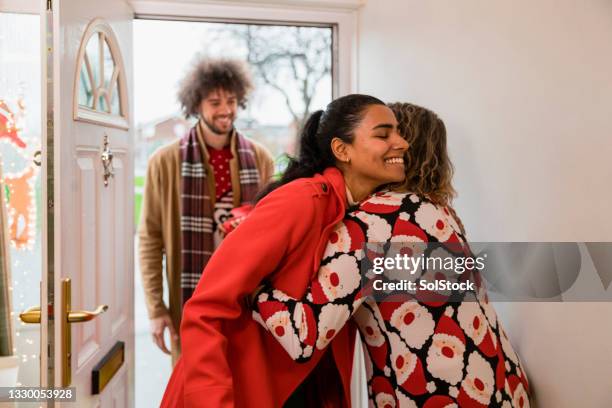 pasar la navidad en familia - reencuentro fotografías e imágenes de stock