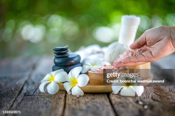 herbal compress and pink salt for body spa. - spa treatment photos et images de collection