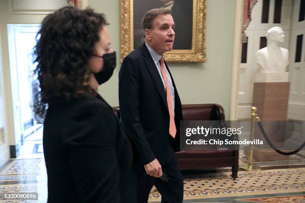 Us Senators Build Photos and Premium High Res Pictures - Getty Images