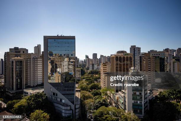 gebäude in savassi und baum, in belo horizonte - bundesstaat minas gerais stock-fotos und bilder