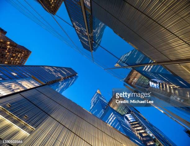 twilight view looking up at hudson yards towers on tenth avenue - new york - hudson yards foto e immagini stock