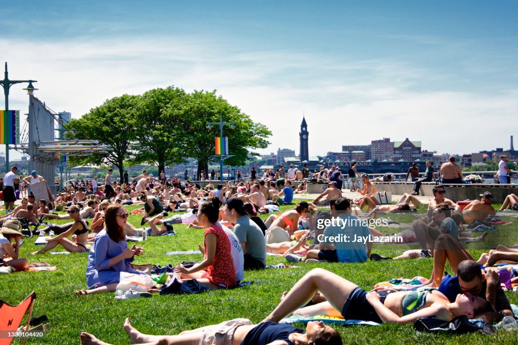 マンハッタンのハドソンリバーパークの大規模なグループ、ホーボーケン、ニューヨーク市を背景に、アメリカ合衆国