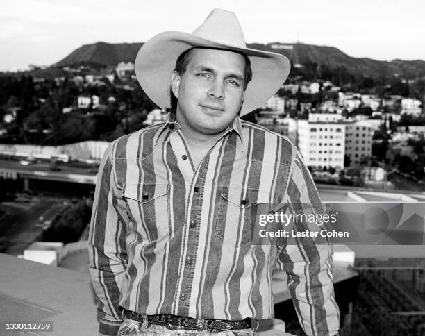 American singer and songwriter Garth Brooks poses for a portrait circa December, 1990 in Los Angeles, California.