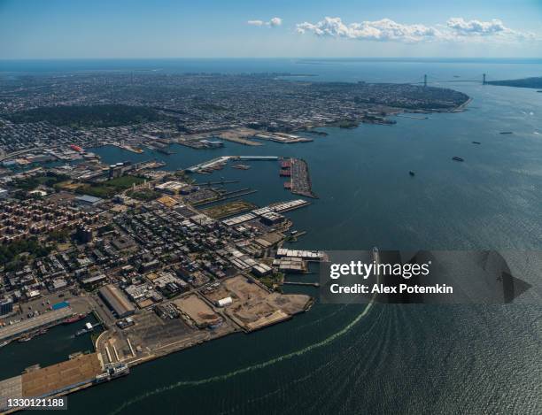 vista panorâmica aérea de red hook, staten island, brooklyn e verrazano-narrows bridge, sobre o rio hudson com navios de carga comerciais atracados. - staten island ferry - fotografias e filmes do acervo