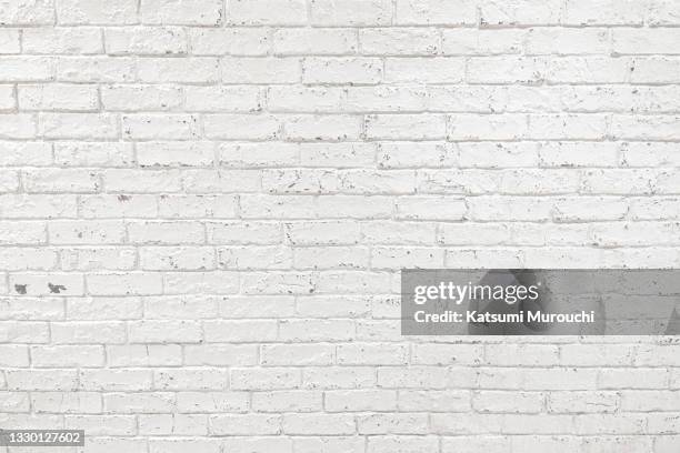 white colored brick wall texture background - bakstenen muur stockfoto's en -beelden