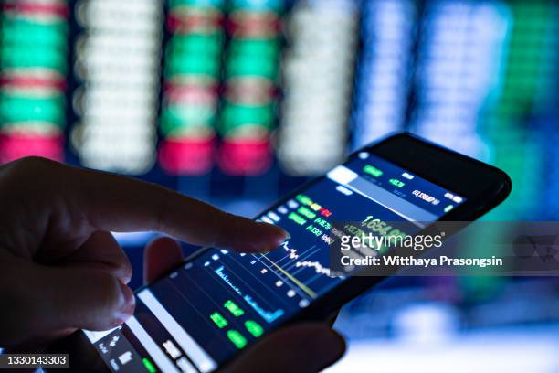 close-up of hands of businesswoman analyzing stock market charts and key performance indicators - stock exchange stockfoto's en -beelden