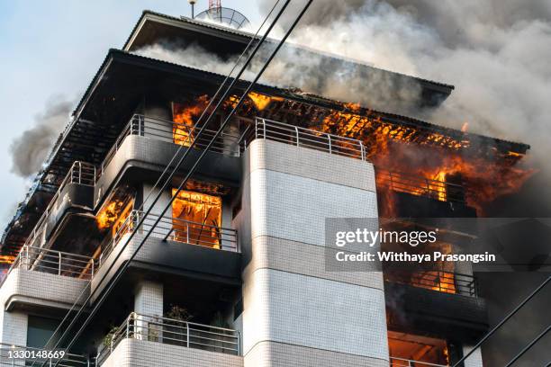 buildings on fire - arson foto e immagini stock