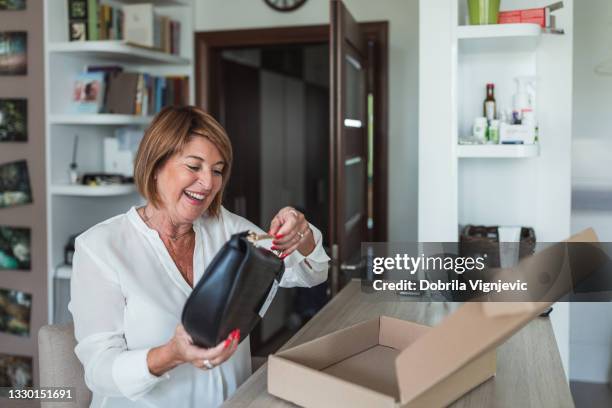 donna felice che toglie nuova borsa dalla scatola - box purse foto e immagini stock