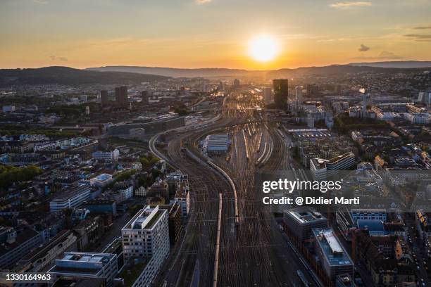 sunset over the train station in zurich city in switzerland - schweiz stadt stock-fotos und bilder