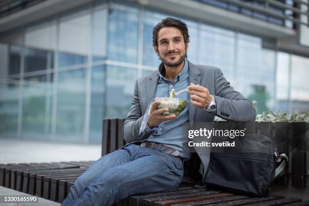 mittagspause vor dem büro - arbeiten outdoor stadt laptop stock-fotos und bilder