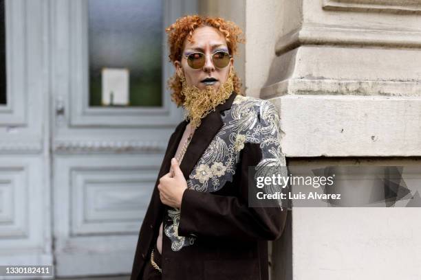 non binary person posing in drag attire - daily life in berlin stock-fotos und bilder