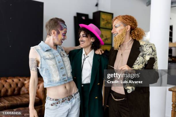 drag queen and kings ready for the pride parade - crossdressing party fotografías e imágenes de stock